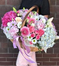 Композиция солнечный день в Цемдолина Цветочная композиция из Розы, Хризантемы, Пионы и Лизиантусы в корзине в Цемдолина